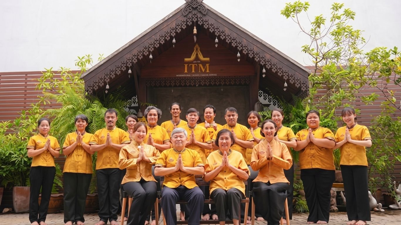 Démonstration de techniques de massage thaï à l'école ITM Chiang Mai